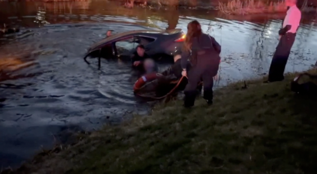 VIDEO: PEQUANNOCK TOWNSHIP POLICE RESCUE 2 PEOPLE FROM SINKING...